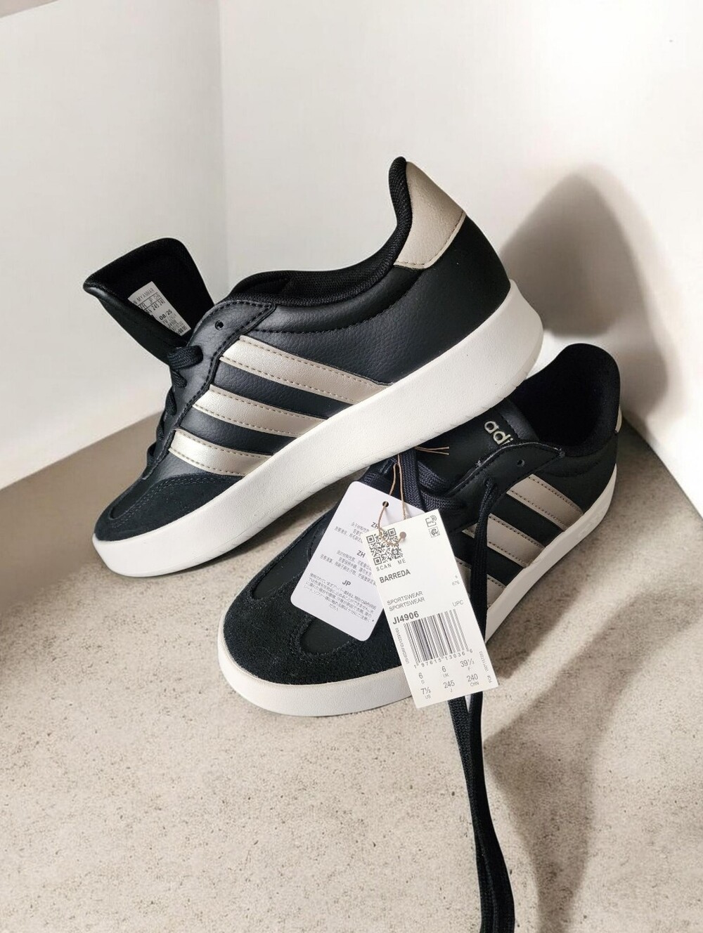 Adidas Barreda Women’s Sneakers Black Cream Size 7.5 BNWT